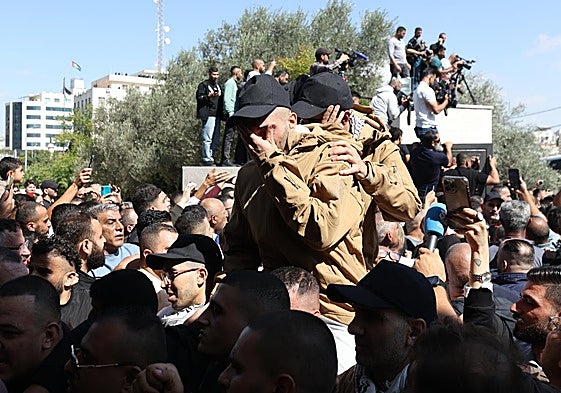 Presos palestinos recibidos por una multitud.