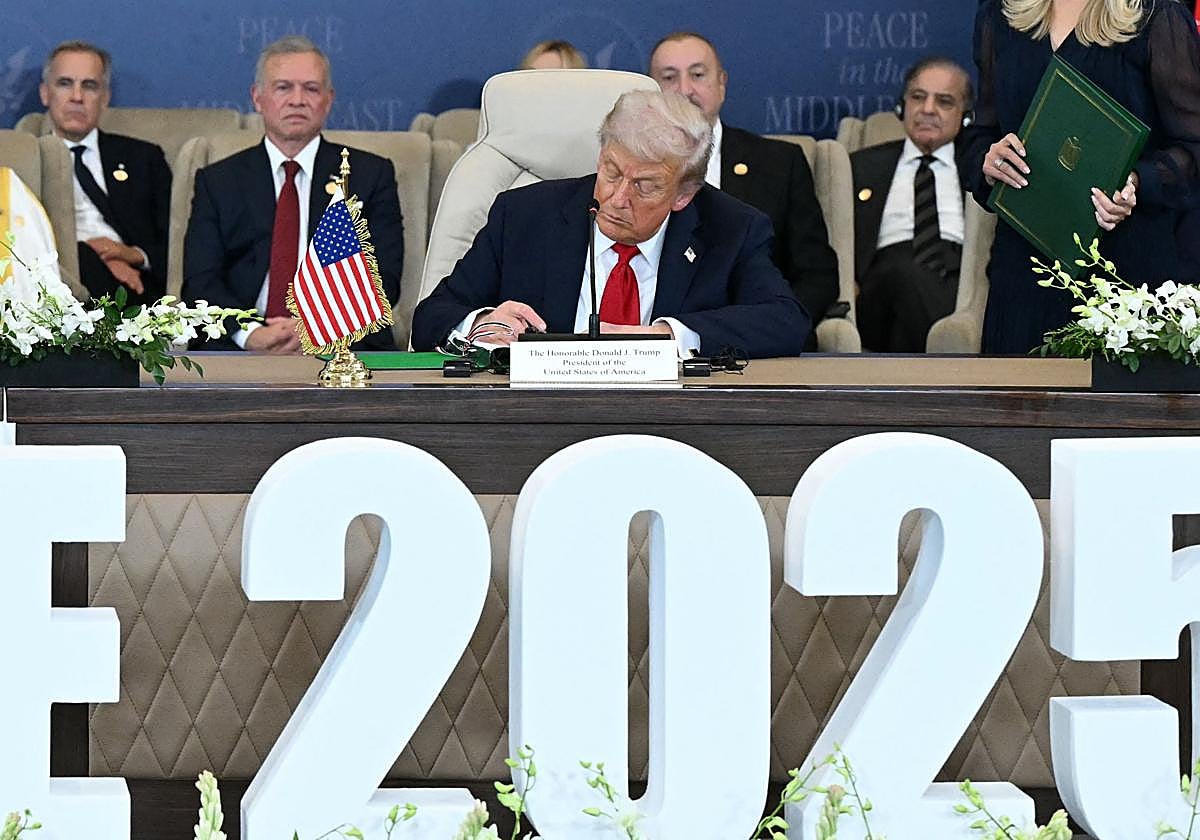 Trump firma el acuerdo en Egipto.