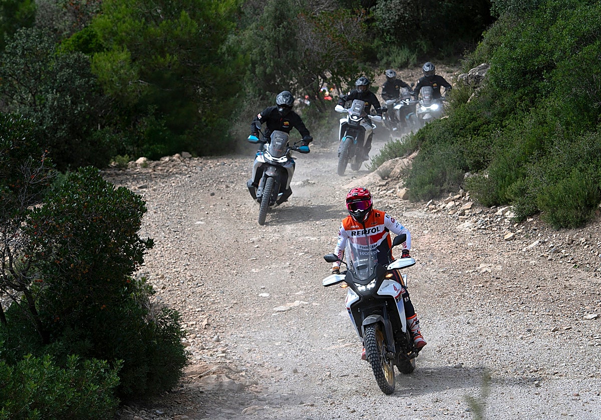 Toni Bou leads the group of students in Les Comes, Súria