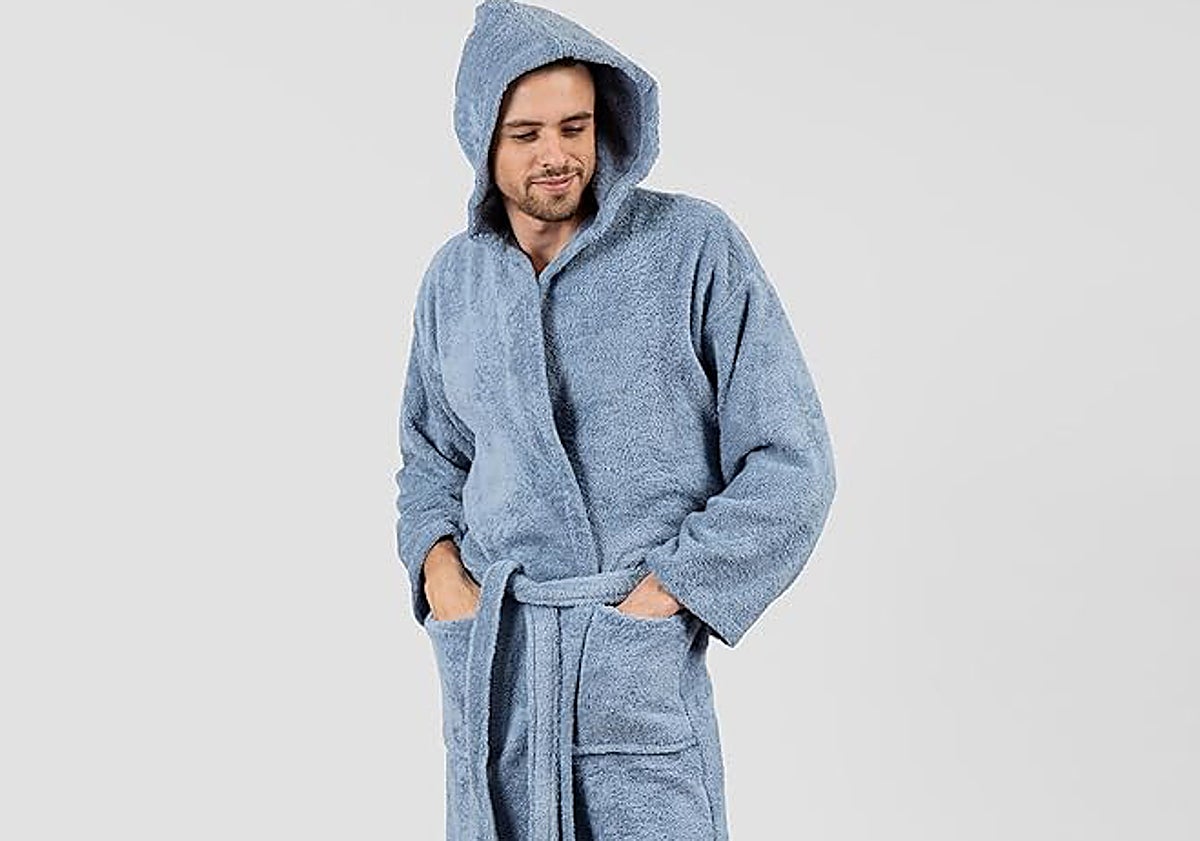 Imagen principal - Este albornoz de algodón unisex de TRAMAS+ es perfecto para ti o para un regalo