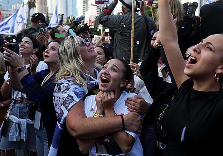 Entusiasmo en la plaza de los Rehenes en Tel Aviv.