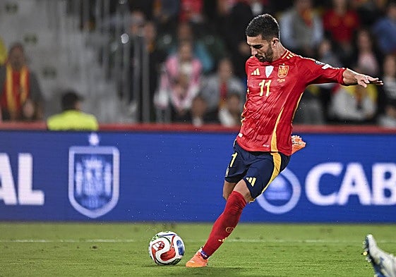 Ferran chuta un penalti en el encuentro contra Georgia.