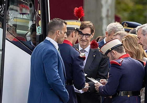 El president de la Generalitat, Salvador Illa, en el desfile del 12 de octubre.