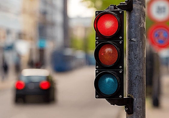 Captan mediante imagen a los vehículos que se saltan la señal en fase roja
