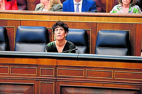 Elma Saiz durante una sesión de control al Gobierno.