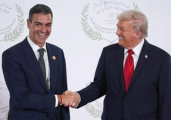 Pedro Sánchez y Donald Trump se saludan en Egipto antes de la firma del acuerdo de paz para Gaza.