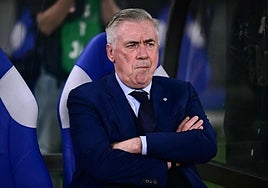 Carlo Ancelotti, con cara seria durante el partido