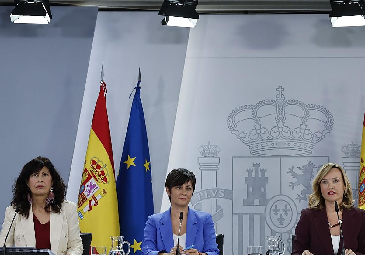 Las ministras Ana Redondo, Isabel Rodríguez y Pilar Alegría en la rueda de prensa posterior al Consejo de Ministros