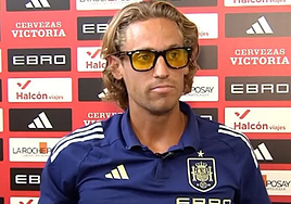 Marcos Llorente lleva las gafas con lentes amarillas durante una entrevista.