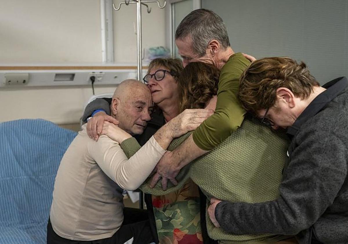 Uno de los rehenes israelíes liberados por Hamás se reúne con sus familiares en el Centro Médico Sheba.