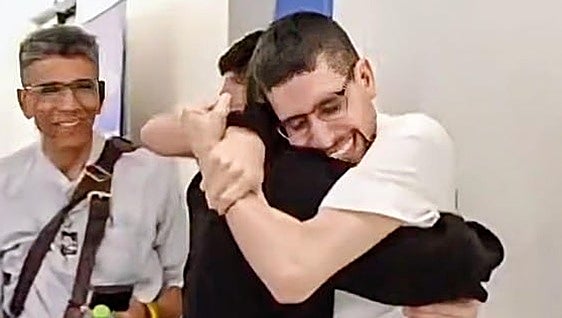 De cavar su propia fosa a abrazar a su amigo de la infancia: el emotivo reencuentro de dos rehenes de Hamás
