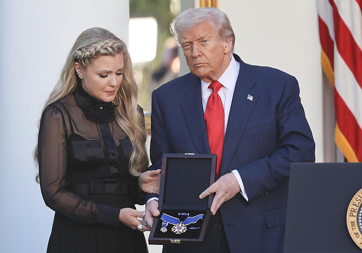 Donald Trump y la viuda de Charlie Kirk, durante la entrega de la Medalla Presidencial de la Libertad a título póstumo al fallecido.