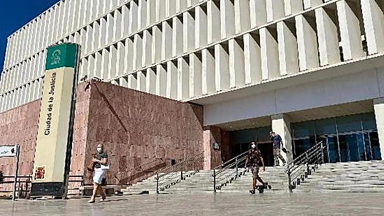 Una niña de 6 años deambuló por el campo para alertar de que sus padres habían muerto en Málaga