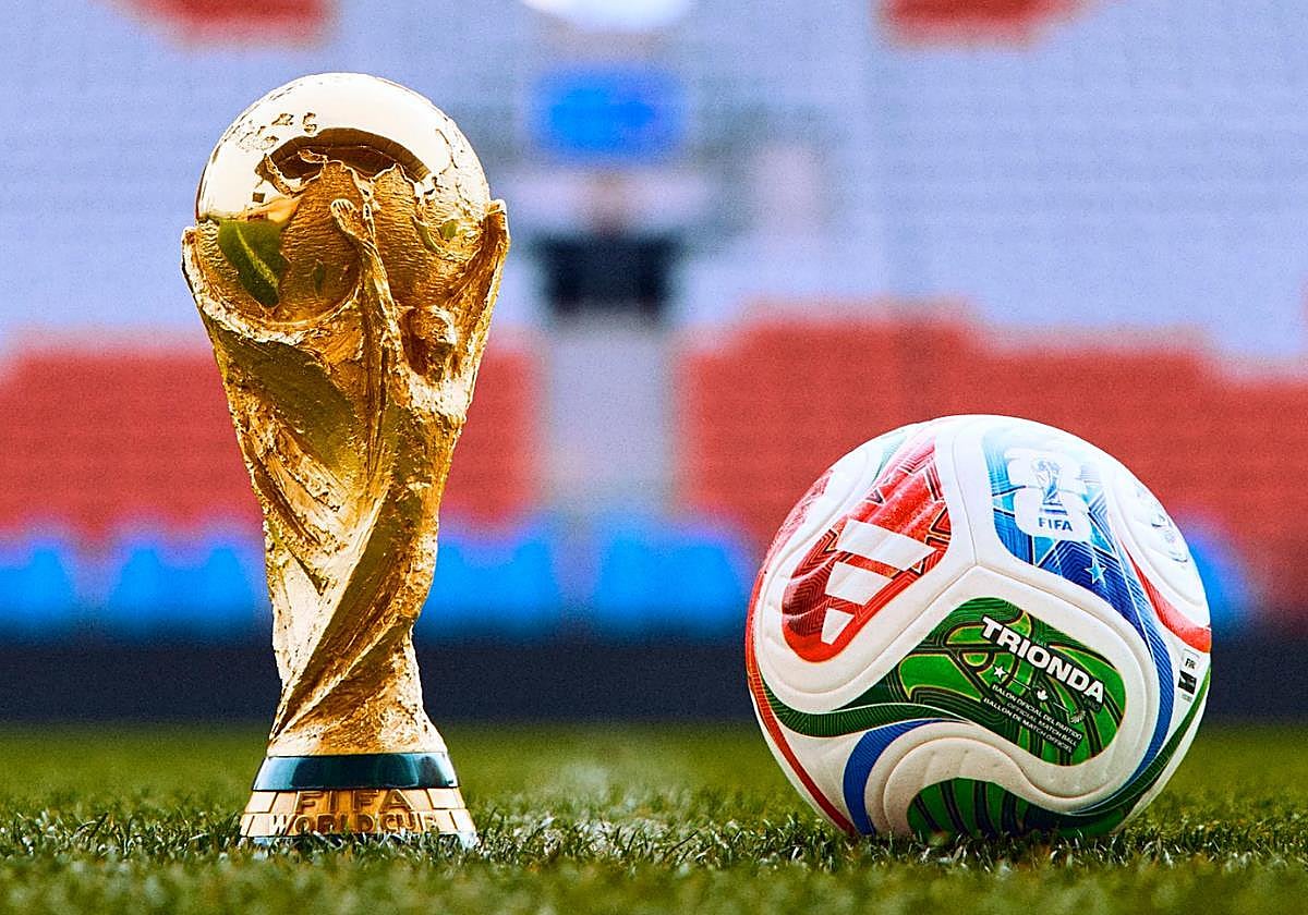 El trofeo de la Copa del Mundo y el balón Trionda.