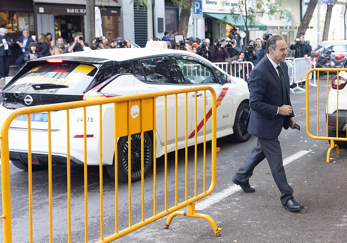 El exministro José Luis Ábalos entrando en el Tribunal Supremo este miércoles