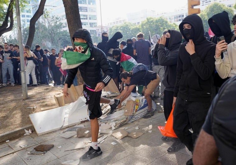 Manifestantes propalestinos mantienen la presión a Israel en una huelga con disturbios en Barcelona