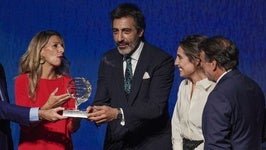 Juan del Val, este miércoles por la noche en Barcelona recibiendo el Premio Planeta de novela de manos de la vicepresidenta segunda, Yolanda Díaz.