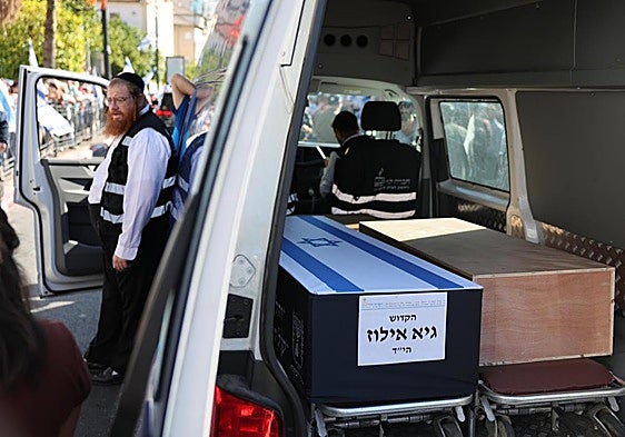 Imagen de los dos féretros con cadáveres de rehenes israelíes entregados este miércoles por Hamás.