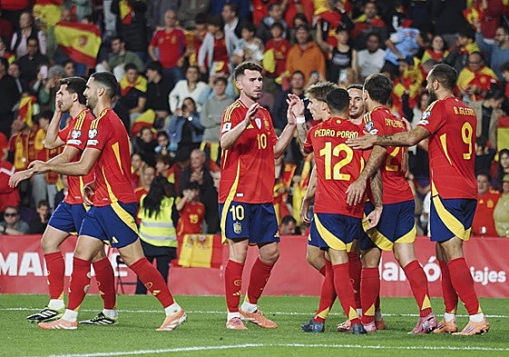 Los jugadores de España celebran uno de los goles a Bulgaria.