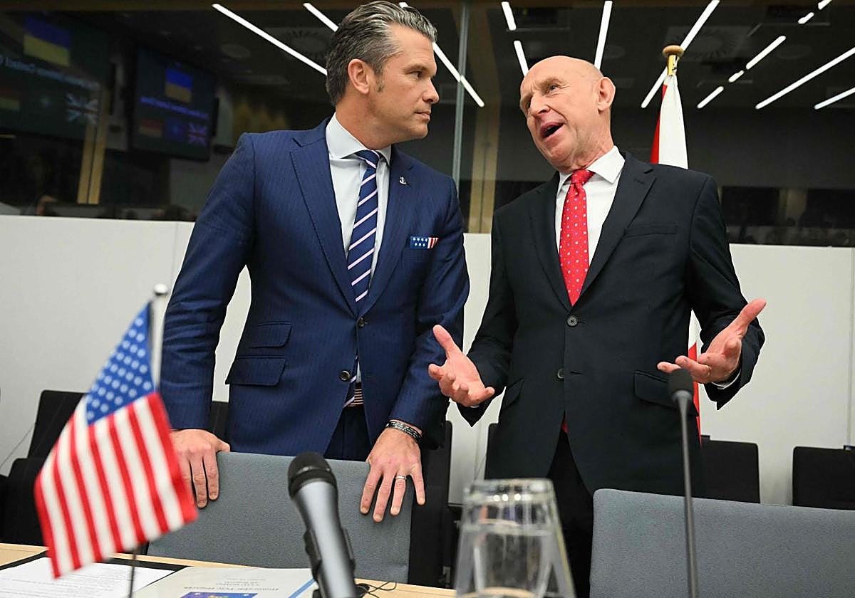 El secretario de la Guerra estadounidense, Pete Hegseth, y el titular de Defensa británico, John Healey.