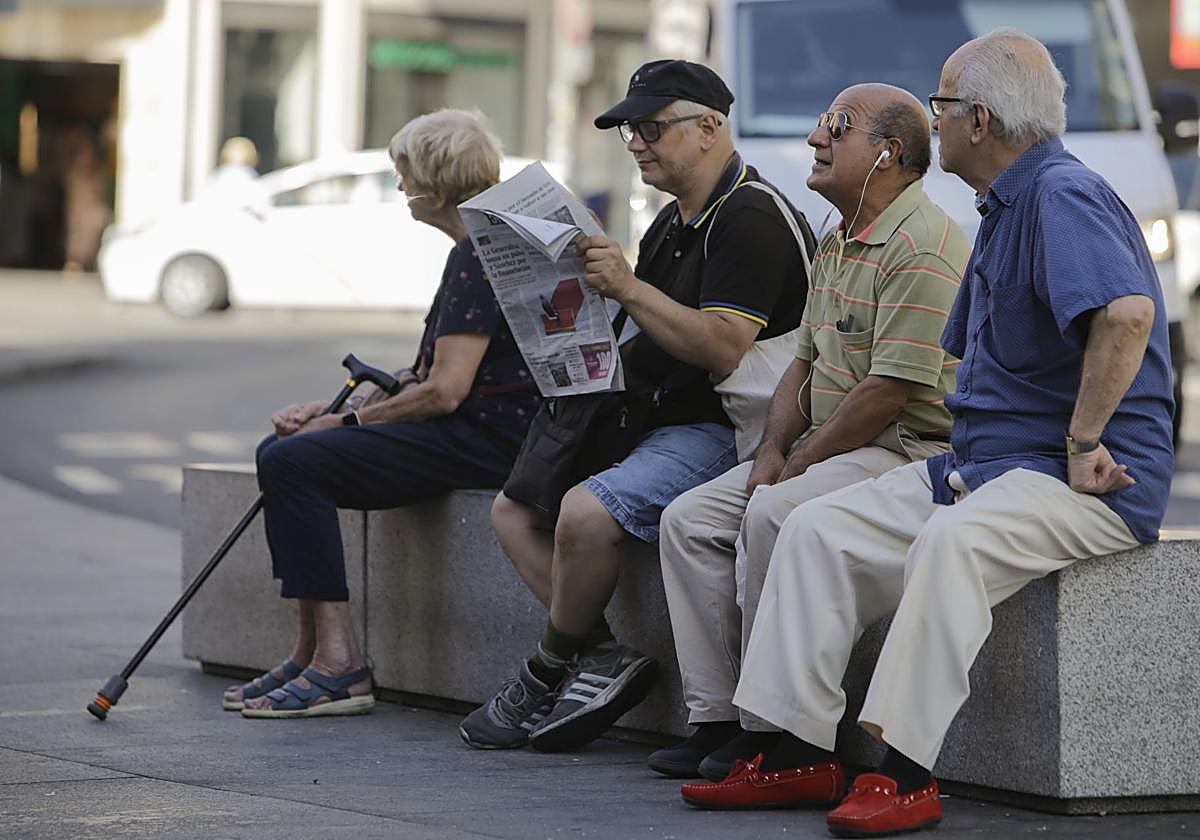 Personas jubiladas en un banco.