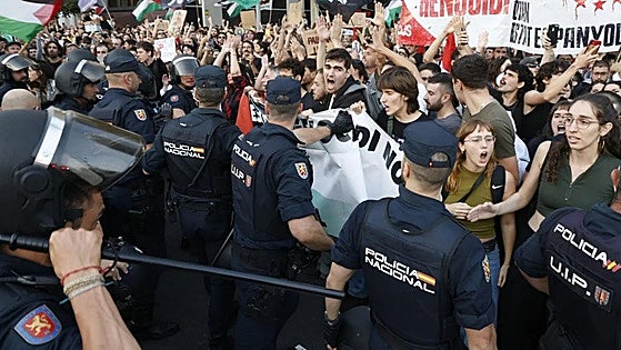 La protesta pro-Palestina junto al Roig Arena acaba con cinco detenidos, cargas policiales y heridos