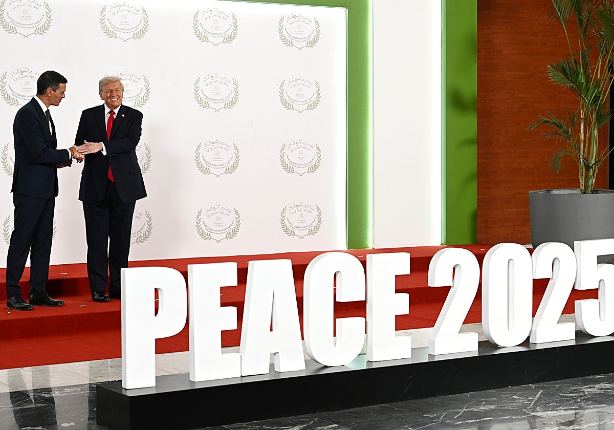 El presidente de Estados Unidos, Donald Trump, saluda a Pedro Sánchez, en la cumbre celebrada en Egipto para respaldar el plan de paz en Oriente Próximo.
