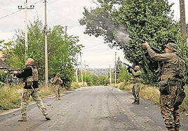 Soldados ucranianos disparan contra drones rusos en la región de Donetsk.