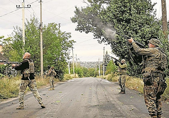 Soldados ucranianos disparan contra drones rusos en la región de Donetsk.