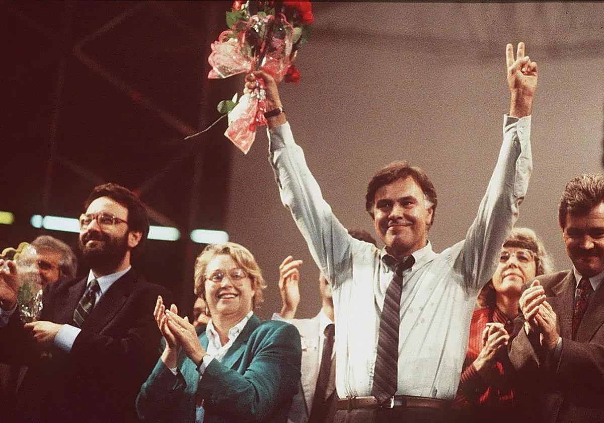 Felipe González celebra la victoria del PSOE en las elecciones de 1989.