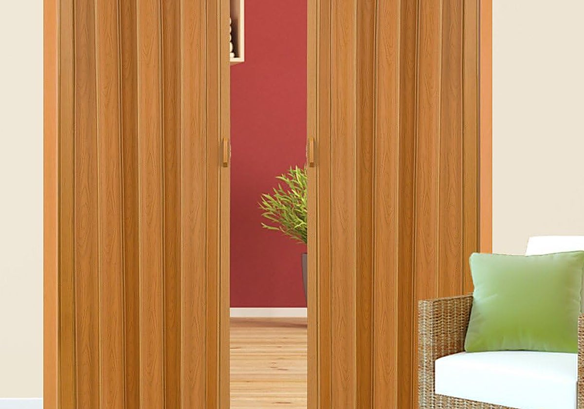 Ahorra espacio en interiores de forma sencilla con esta puerta plegable de PVC