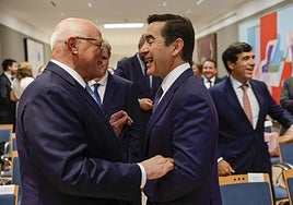 El presidente de BBVA, Carlos Torres, junto al presidente de Banco Sabadell, Josep Oliu.