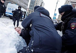 La Policía rusa detiene a un opositor durante una portesta en Moscú.