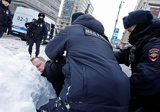 La Policía rusa detiene a un opositor durante una portesta en Moscú.