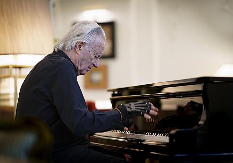 El maestro brasileño, al piano en el hotel Palace.