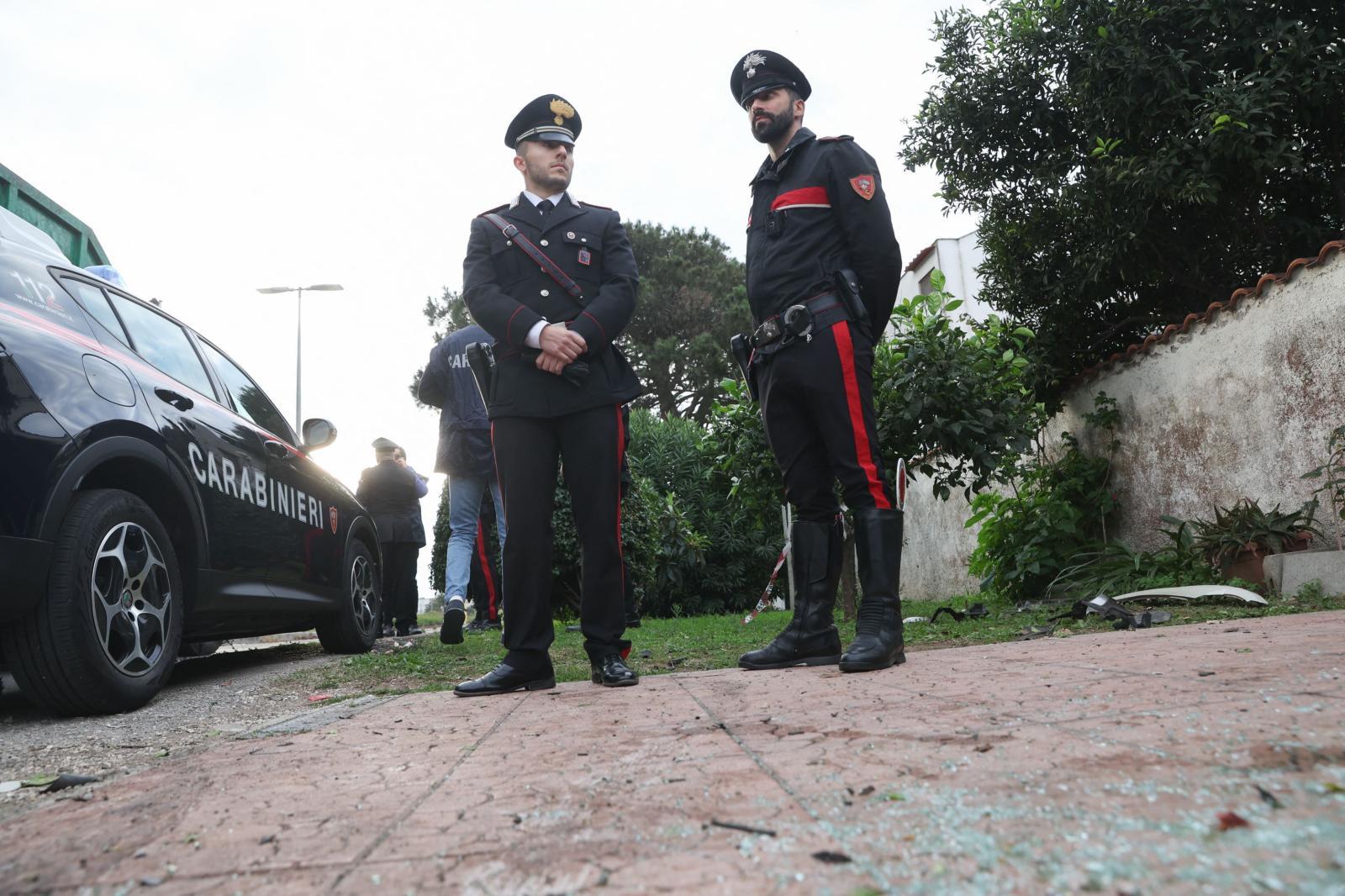 Los carabinieri custodian el lugar donde explotó la bomba en el coche del periodista a las afueras de Roma.