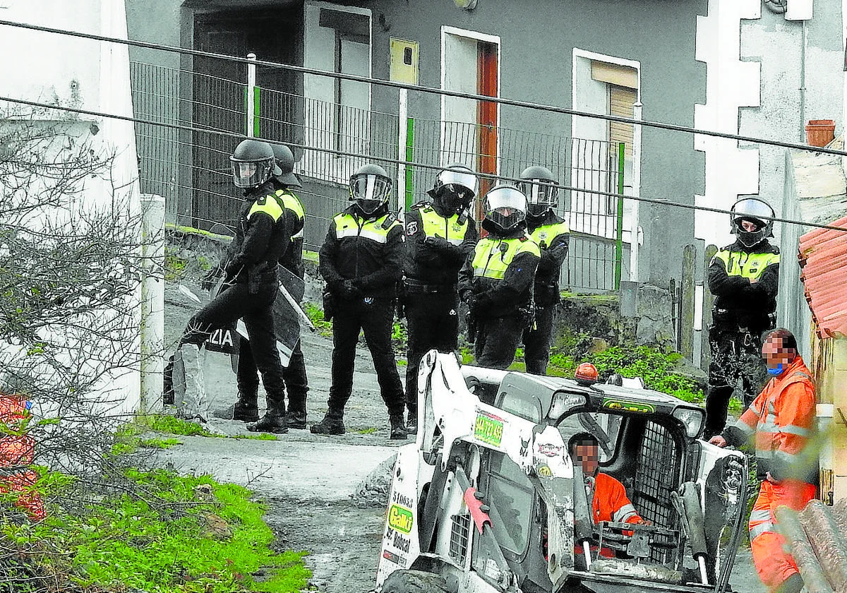 Retenía a su madre de 84 años en un caserío de Bilbao entre basura y gatos muertos