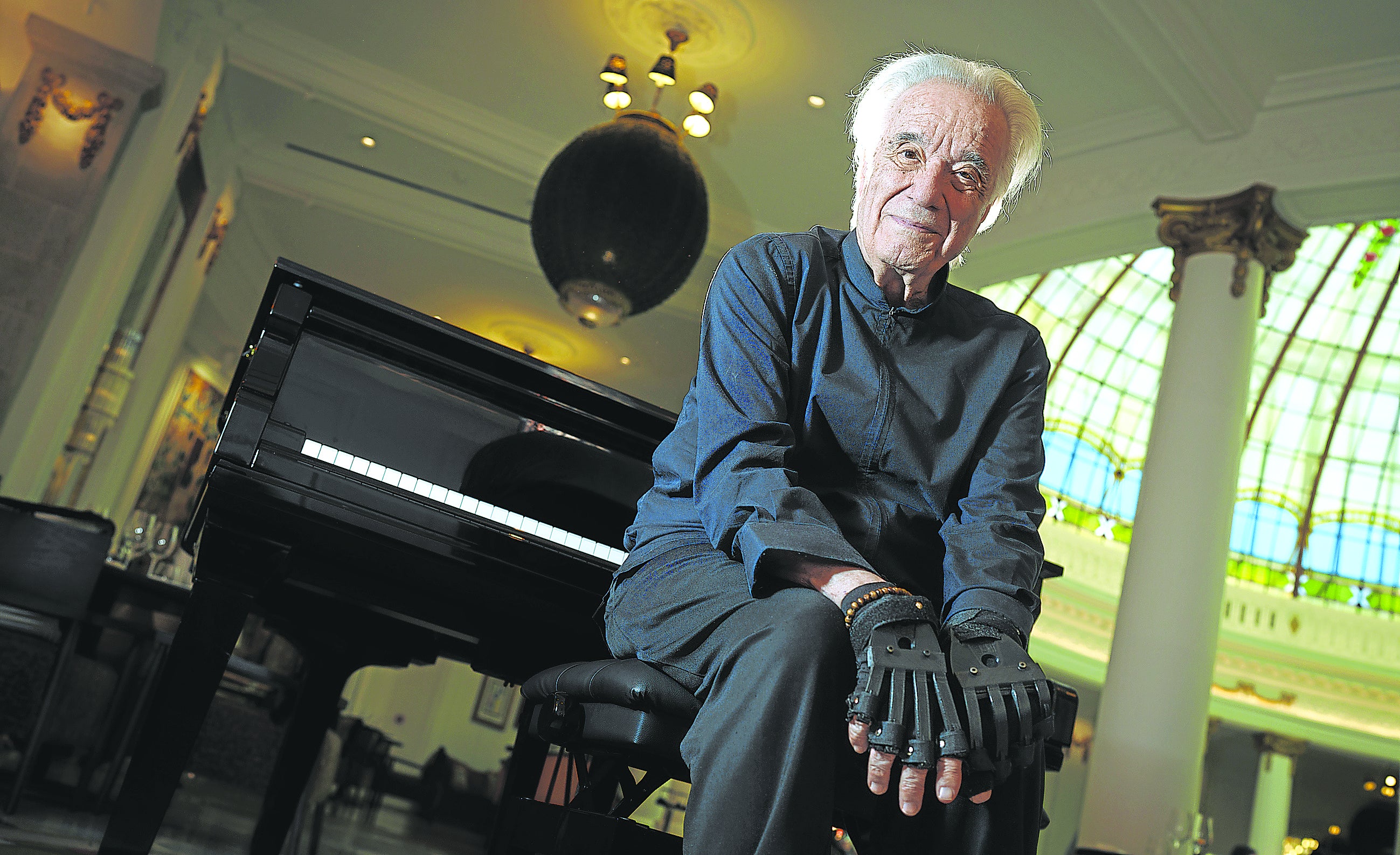El pianista y director de orquesta João Carlos Martins, con sus guantes biónicos en el hotel Palace de Madrid.