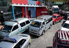 Colas de vehículos en Bolivia en espera de reponer cobustible.