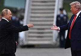Trump y Putin se saludan en la cumbre de Alaska.
