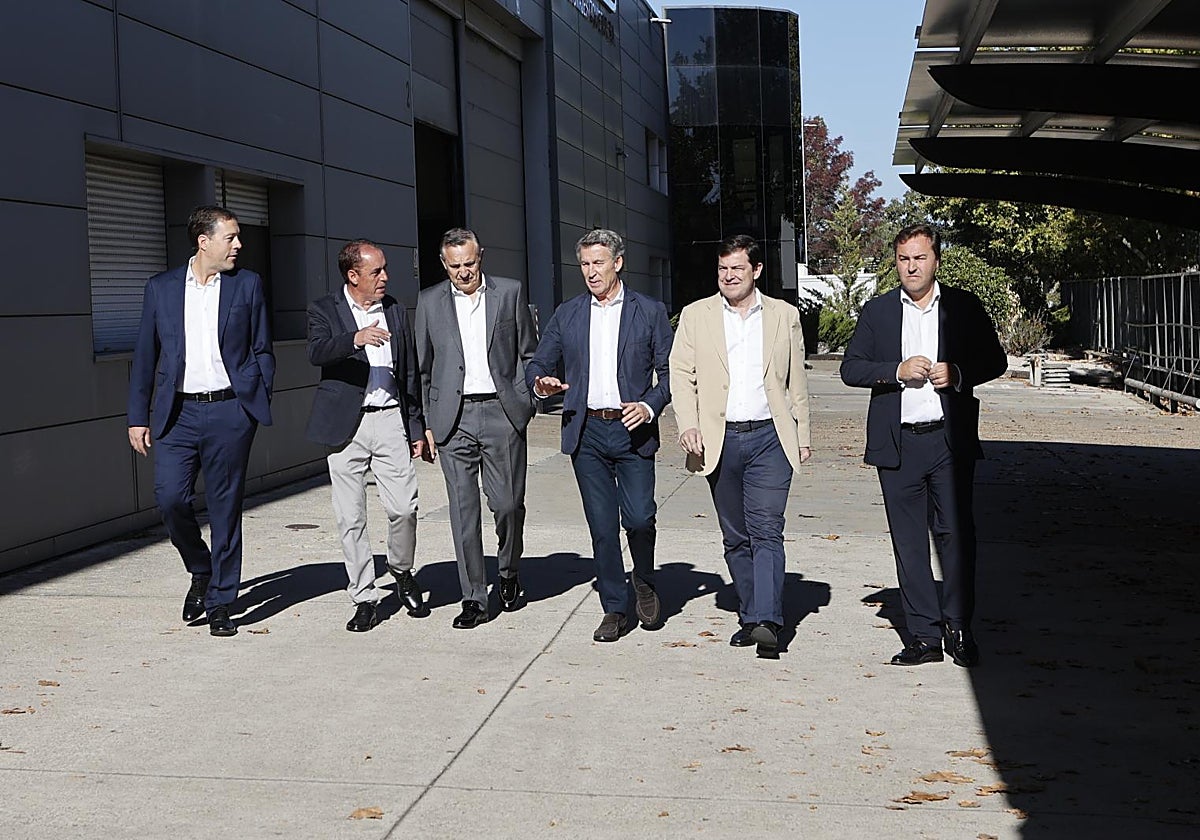 Alberto Núñez Feijóo y el presidente de la Junta, Alfonso Fernández Mañueco, se dirigen a un acto con autónomos en Cartonajes Izquierdo-Insoca (Soria).