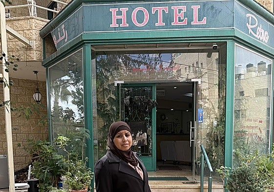 Una paciente gazatí frente al hotel de Ramala.