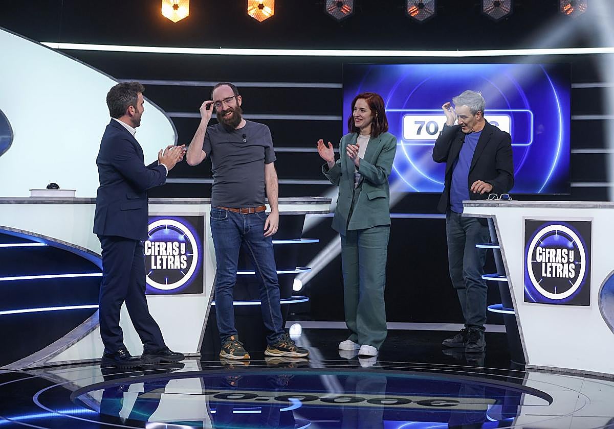 Aitor Albizua, Diego Aguado, Elena Herraiz y David Calle, después de que el concursante se hiciera con el bote.