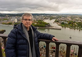 Santiago Posteguillo en la confluencia de lo ríos Mosela y Rin, donde César mandó construir un puente a Vitrubio en diez días. Miquel Olivé