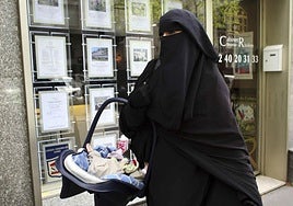 Imagen de archivo de una mujer ataviada con un niqab en Francia.