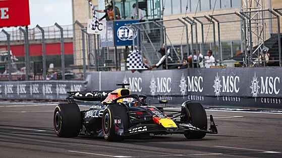 Verstappen culmina un sábado perfecto con otro mordisco a McLaren