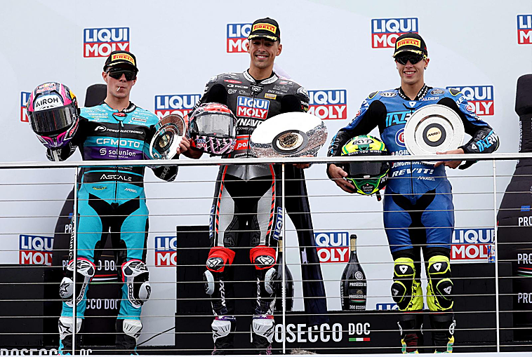 Senna Agius gana a lo Stoner y el título de Moto2 se pone al rojo vivo