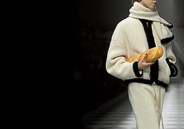 El bolso con forma de barra de pan diseñado por Moschino en 2024.