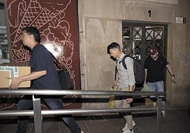 Los agentes de la UCO, con el jefe de la unidad de delitos económicos Antonio Balas al fondo, saliendo del registro de Servinabar.