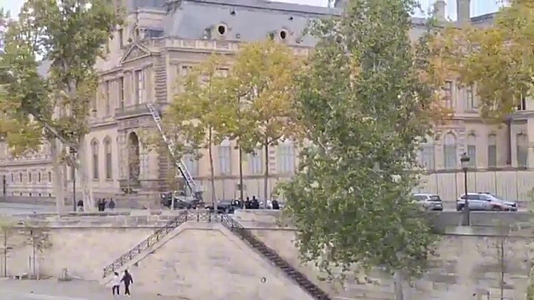 Encapuchados asaltan el Louvre subiendo por un montacargas